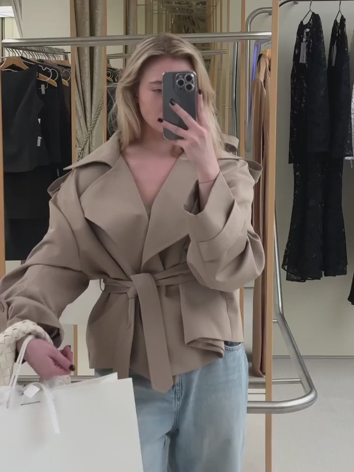 Cortavientos con cordones.